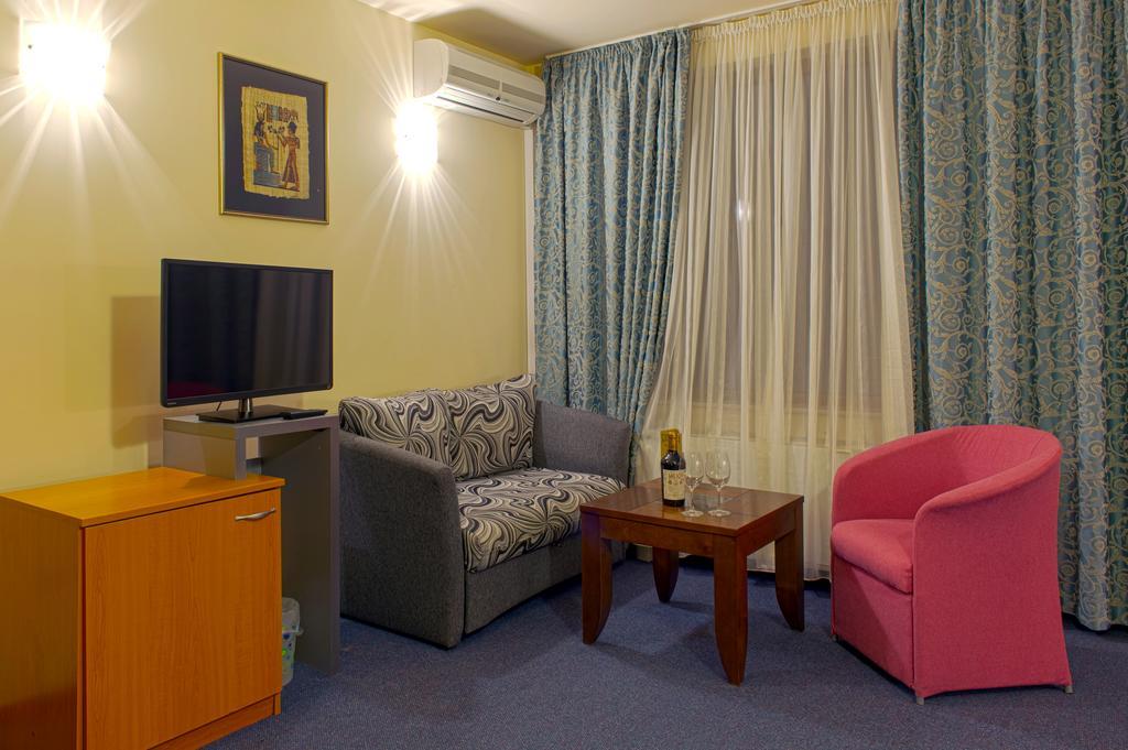 Hotel Luxor 멜닉 외부 사진