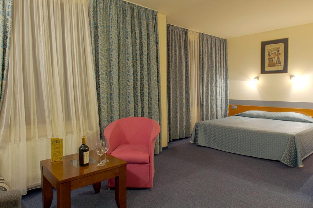 Hotel Luxor 멜닉 외부 사진